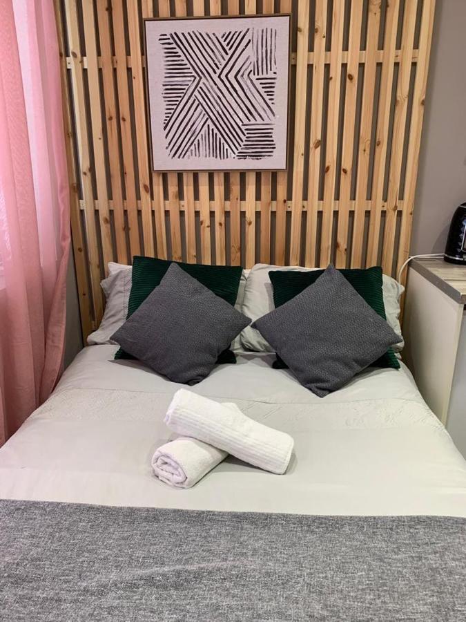 Cambridge Suites Harmondsworth Bagian luar foto
